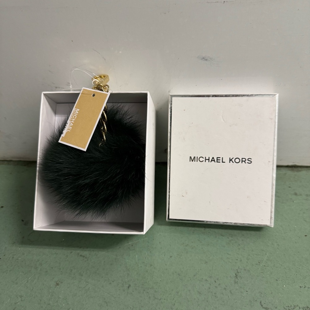 Micheal kors fur Pom Charm Moss key charm